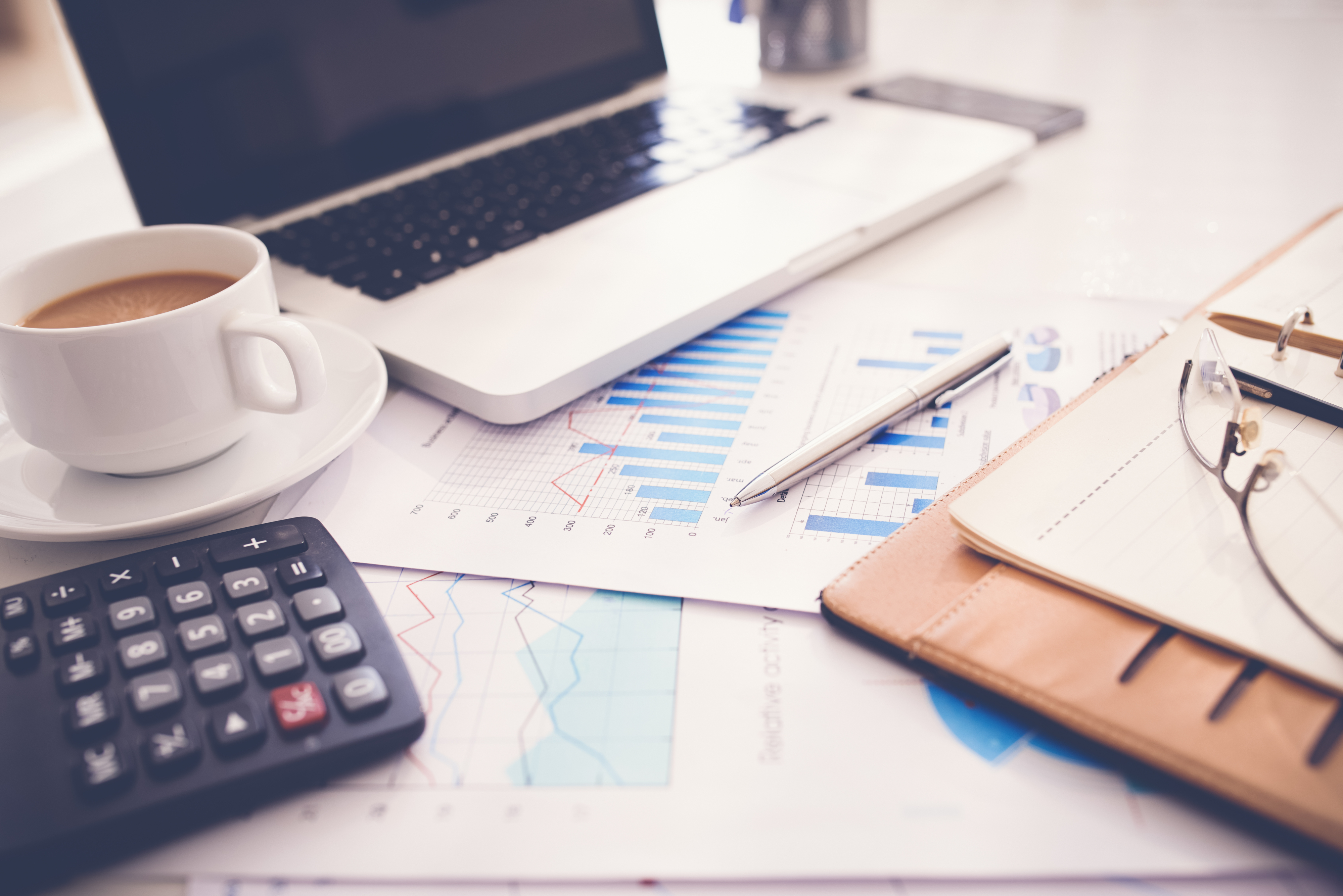 Обложка для бухгалтера. Инструменты бухгалтера. Заставка на рабочий стол бухгалтера. Рабочее место бухгалтера. Стол бухгалтера с документами.